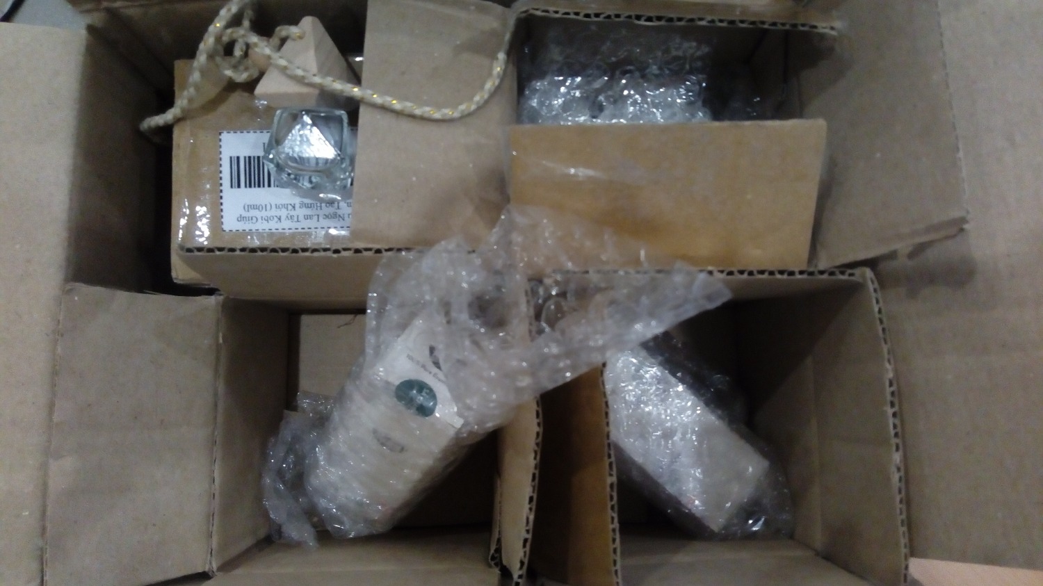 Mùi rất ok, dễ chịu. Đóng gói hộp cũng rất đẹp mắt, giao nhanh.