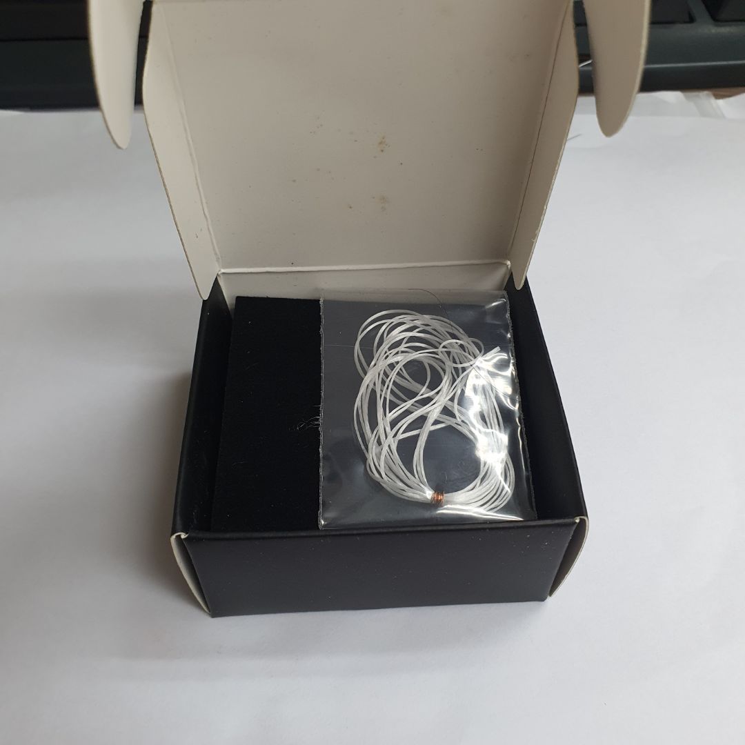 vòng rất đẹp nhé. hạt sáng. mình mua 6mm là vừa tay luôn tuy nhiên vòng hơi nhỏ, nên hơi thít vào da, hi vọng đeo lâu sẽ giãn ra một chút..có giấy bảo hành đầy đủ rất ok