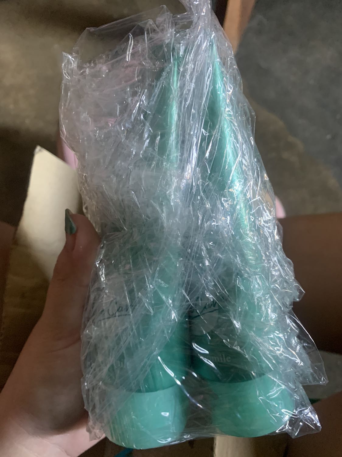 Chất lượng srm thì ok quá ròi, mình xài của nhà Senka cũng 3 4 năm nay rồi, xài từ màu hồng qua màu xanh, thấy chất lượng vẫn rất ok. Vì đợt này dịch nên có đặt hàng về quê, hàng thì bị móp méo, thùng hàng cũng bị rách 1 lỗ nữa? chắc do khâu vận chuyển. Mình mua trong store nên nhận đc gói hàng như này nên cũng hơi buồn, mong lần sau khắc phục ạ