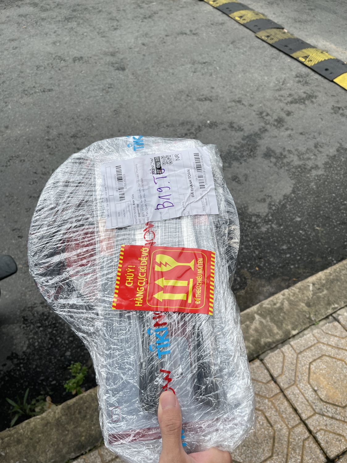 Tuy là đã giao hàng lại ngon ok rồi.
Nhưng vẫn phải rate cho 1 sao cho các bạn sau mua hàng chú ý. 
Đã dùng tikinow cho giảm thiểu móp méo. Chẳng hiểu sao, cái chảo 1tr. Mà xuất kho móp thế này cũng xuất. Nhân viên tiki ko có mắt hay sao? Ko hề có vết cấn nilon. Chứng tỏ chảo đã móp từ trước.
Nữa là nhân viên giao hàng, ủa giao đơn đợi khách ra lấy, thì lại bảo chạy cho kịp đơn. Ko chịu đợi khách ra lấy. Để trên bàn. Dù khách có bảo đợi xíu 2-3p đi thang máy ra lấy. Mất lịch sự thật sự.