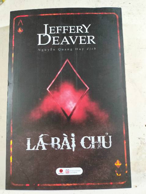 Lá bài chủ- Jeffery Deaver
Mình đã từng đọc sách rất nhiều của tác giả trinh thám người Mỹ. Quyển sách rất dày hơn 600 trang phải đọc từng chương. 
Mình mới nhận sách này chiều ngày hôm qua thứ bảy trời mưa ☔ và gió lạnh ở Tuy Hòa Phú Yên.
Nên mình trích đoạn sách: 
Tháng Sáu, 2004 Luật chơi.
Tháng Chín, 2010 Thứ Bảy. Mục đích của trò chơi là đột nhập và chiếm lấy lâu đài của đối thủ hoặc thảm sát Hoàng thân quốc thích của hắn... Những hướng dẫn của trò Board Game Phong Kiến.