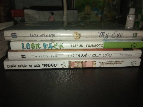 Truyện tranh giá càng ngày càng cao, mà chất lượng giấy lại khá tệ, bảo quản theo quy trình quàng gia do chị Miêu trong nhà hướng dẫn chưa được nửa năm chất giấy đã đi xuống... Long não tủ kín, hút ẩm, túi zip các thứ như vô tác dụng ấy.
