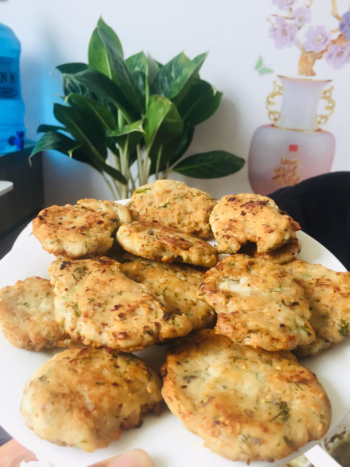 dùng sp tiết kiệm rất nhiều tgian cho m, dễ sử dụng, ( ko an toàn với trẻ nhỏ lắm vì dễ kéo ra vào quá nên để lên kệ bếp cao hơn tầm tay trẻ nhỏ) 
m để nồi nướng ko có gì cho bay mùi 1 lát lúc đầu tiên sd. các loại cá nướng, gà nướng, rang lạc, nướng nem, chả, nướng thịt... tiện cả làm nóng đồ, nướng bánh, làm ruốc... bé nhà m rất thích ăn bánh m nướng với nckd này. 
trước khi nướng nên ướp gia vị ngấm và chú ý ko nướng quá lâu hay để đồ nướng trong nồi sau khi đã chín lâu thực phẩm sẽ bị khô