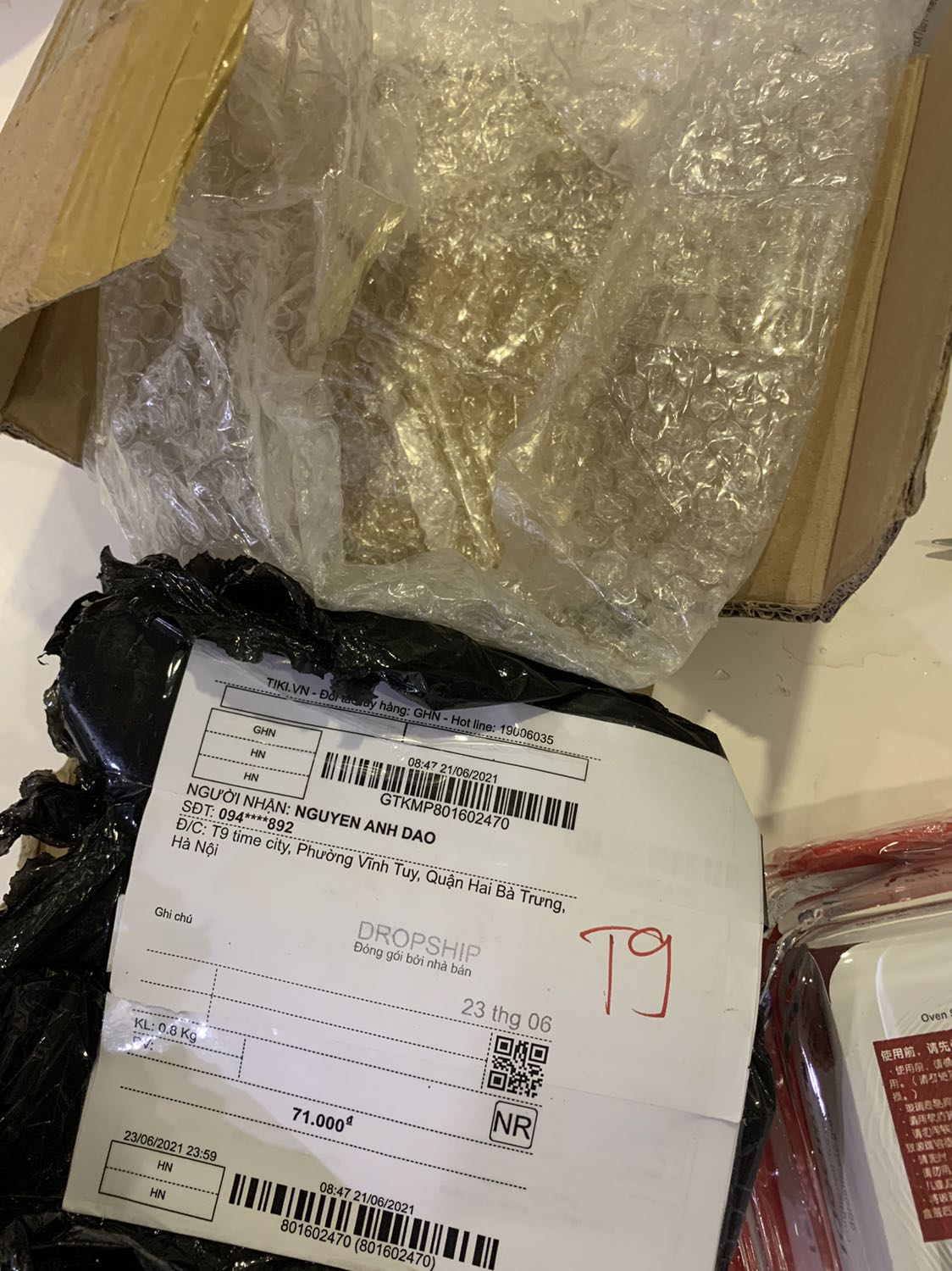 Nhận hàng. Hàng vỡ gọi điện báo lại tiki. 
Kêu chụp hình gửi lại. Đã gửi hình. Nhưng k kêu gửi lại sản phẩm vỡ. Sau 2 ngày k thấy phản hồi lại. Kêu gưit trả lại hàng vỡ. Trong khi trước đó báo chỉ cần chị chụp hình lại gửi sang. Hàng vỡ bỏ đi . Giờ kêu gửi lại. Hài ***. K vỡ thù thắc mắc làm gì mất thời gian. Làm việc chuyên nghiệp. Coi như mất tiền oan