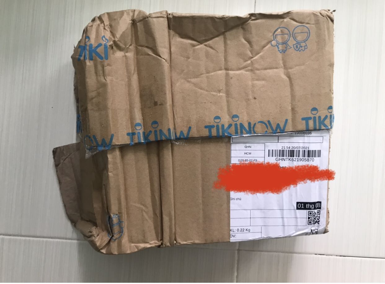 - Giao hàng chậm hơn dự kiến nhưng do dịch nên đợt này order gì cũng thế, không sao
- Mình không biết do từ khâu nào nhưng hộp nhận được bị méo thế này, đáy hộp còn bị bung ra
- Chất lượng âm thanh không tốt, nghe nhỏ hơn nhiều so với in-ear mình đang xài
- Mic thu âm nhỏ so với tai nghe in-ear. Nhưng đây cũng là điểm cộng khi nó sẽ không thu tạp âm, hoặc âm thanh của người khác nói chuyện kế bên. 
=> Tổng quan mình không quá hài lòng với "em" này, nhưng trong tầm giá này mình nghĩ thế là ổn. - Giao hàng chậm hơn dự kiến nhưng do dịch nên đợt này order gì cũng thế, không sao
- Mình không biết do từ khâu nào nhưng hộp nhận được bị méo thế này, đáy hộp còn bị bung ra
- Chất lượng âm thanh không tốt, nghe nhỏ hơn nhiều so với in-ear mình đang xài
- Mic thu âm nhỏ so với tai nghe in-ear. Nhưng đây cũng là điểm cộng khi nó sẽ không thu tạp âm, hoặc âm thanh của người khác nói chuyện kế bên. 
=> Tổng quan mình không quá hài lòng với "em" này, nhưng trong tầm giá này mình nghĩ thế là ổn.