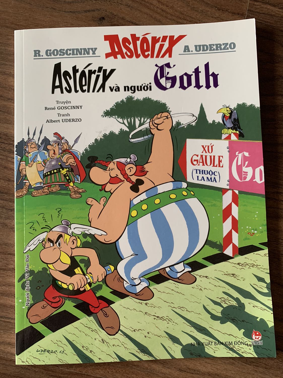 Tiki giao nhanh dã man. Đặt lúc tối, nghĩ hôm sau mới giao mà hơn 1h sau đã thấy anh Shipper gọi rồi, mà giữa trời mưa gió nhé, cảm động lắm. Nội dung sách vui nhộn, đọc mà thấy mình như trẻ lại, cả mẹ cả con đều thích mê
