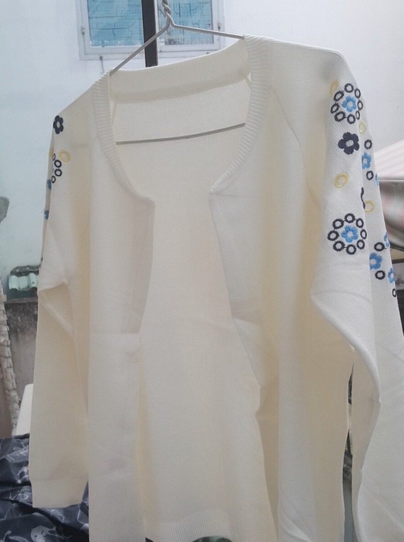 vải đẹp mẫu xinh, màu trắng dễ thương, đường may chuẩn và chắc, rất thich hoa thêu trên tay em nó