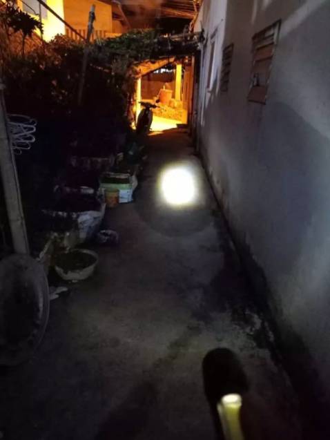 Nhỏ gọn , đóng gói chắc chắn , giá rẻ mà còn có hộp đựng bảo vệ nữa , đèn rất sáng như hình nha , rất hài lòng về sản phẩm này