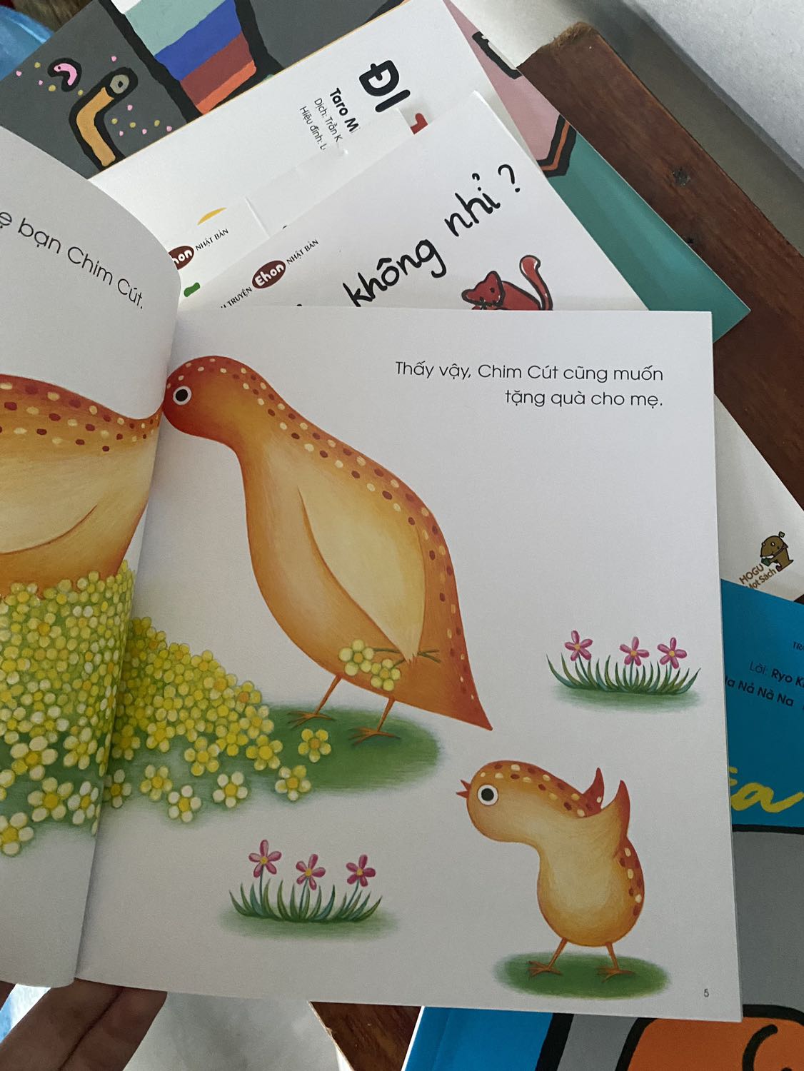 thấy con mình háo hức mở từng cuốn sách ra nhìn và bảo mẹ đọc cùng, thì chắc phải đặt thêm cho con để con thử xem sao