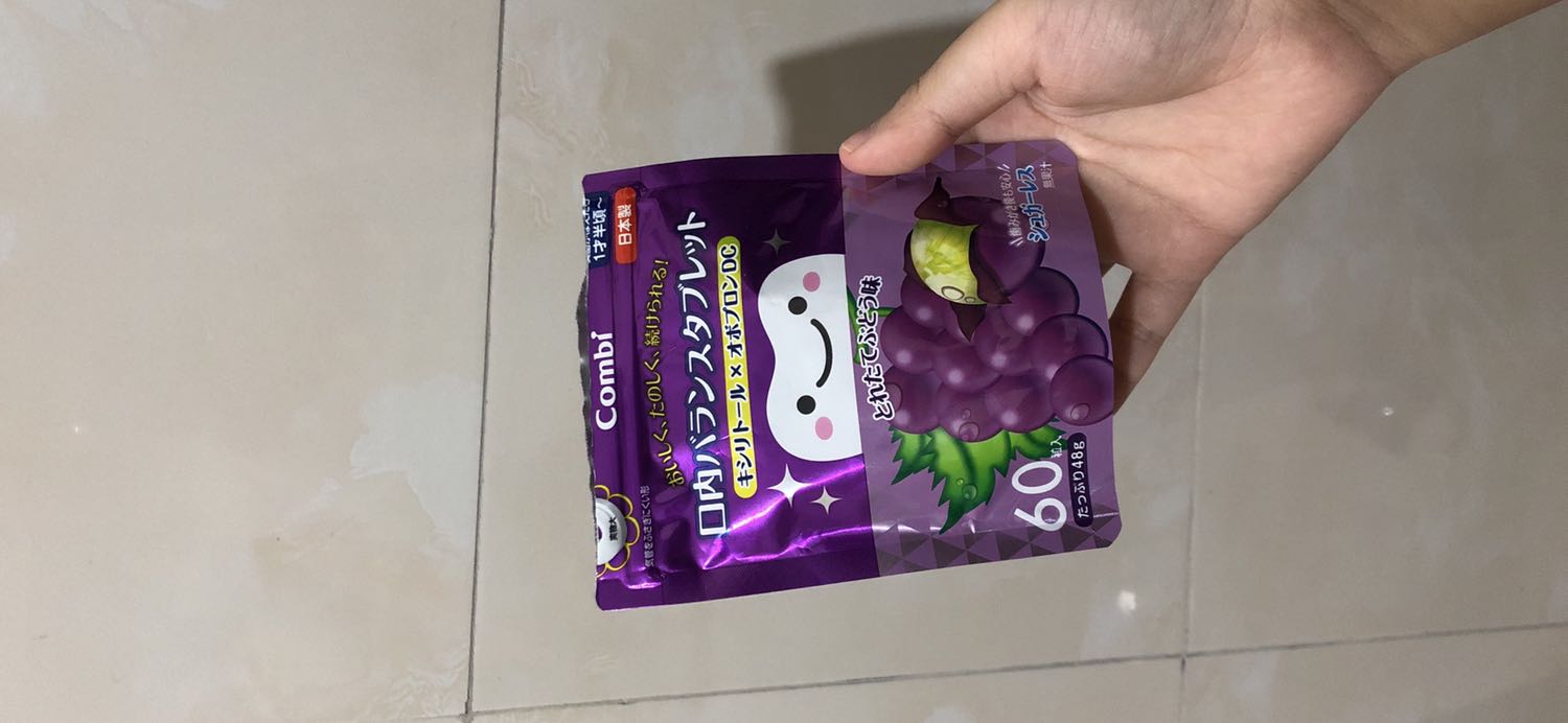 Hơi sốt ruột vì cháu thích ăn kẹo, bà lại cho cháu ăn kẹo cả ngày sợ răng nó hỏng mất, nhưng vẫn muốn cho nó ăn kẹo vì nó thích =))) Túm lại là cho ăn Kẹo ngậm bảo vệ răng, combo cháu đc ăn kẹo + ko sâu răng =)))) Đúng là ko dùng đường, chỉ có hương nho nên vị kẹo hơi nhạt, không hề ngọt, nhưng đc cái thơm rất rõ vị nên trẻ con vẫn thích. Ăn viên đầu đến mình người lớn còn nhai nuốt luôn chứ đừng nói là trẻ con thiếu kiên nhẫn =))) mà viên này phải ngậm lâu trong miệng mới có tác dụng, nên là nhà nào cho con ăn nhớ rèn cho nó thói quen là ngậm chứ đừng nhai nuốt luôn nhé! Mua đc lúc giảm 20% nên thấy giá hời cho 1 món quà xinh, hay và tốt cho trẻ con thế này ?