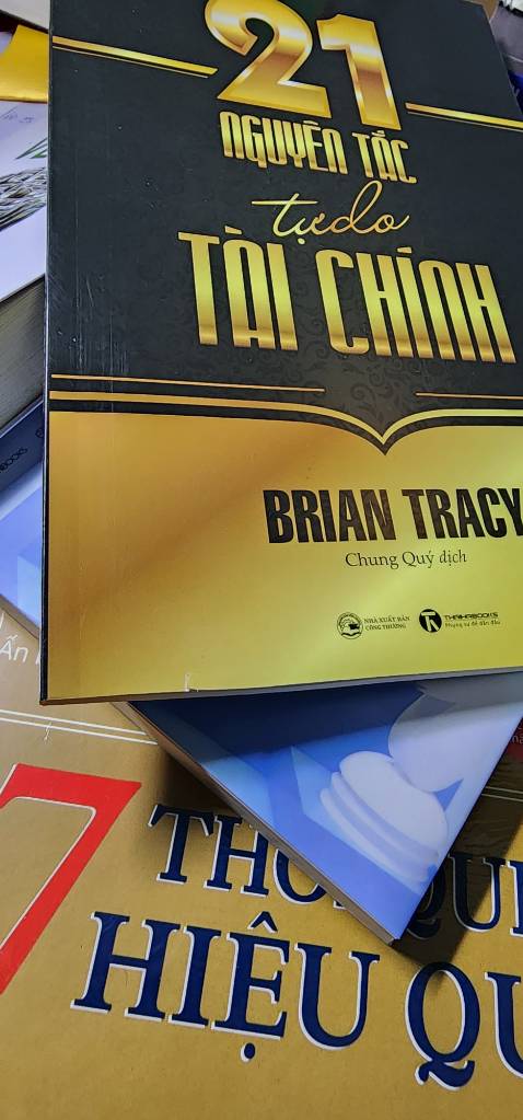 Sách cũ, chầy xước, bị rách ở mép dưới