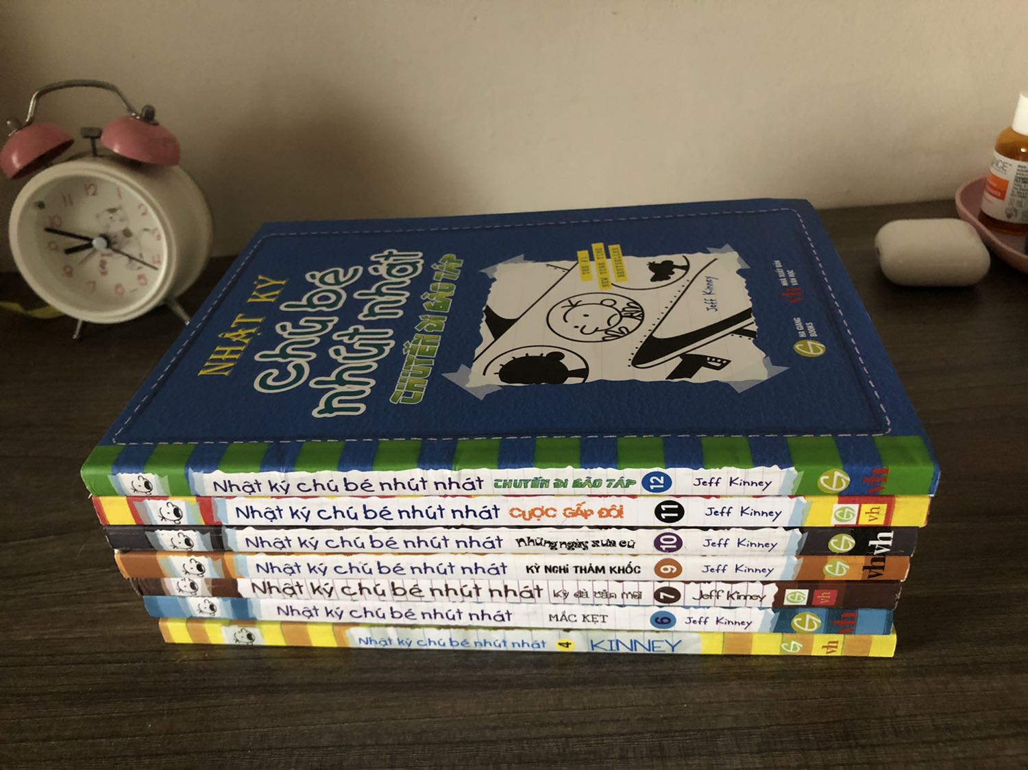 Giấy in vàng và rất mỏng :(( trong khi những quyển cũ trc mình mua ngoài hiệu sách giấy trắng và dầy dặn hơn nhiều. Vì cũng lâu rồi mới mua lại nên ko rõ thay đổi này là do nxb hay shop bán sách kém chất lượng nữa, nhưng mà hơi thất vọng khi nhận đc sách :((