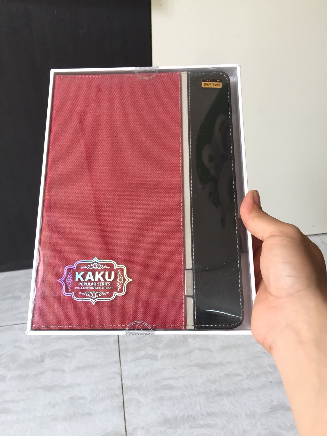 Mình đã biết đến và sử dụng sản phẩm bao da Kaku một thời gian khá lâu. Lần này vẫn rất hài lòng với dòng sản phẩm mới bao da vải này. Thiết kế sắc sảo, cầm rất chắc tay, sang trọng, case dẻo không bị trầy máy. Nói chung rất hài lòng về chất lượng sản phẩm trong tầm giá này, không thua kém các bao da đắt tiền tại store.