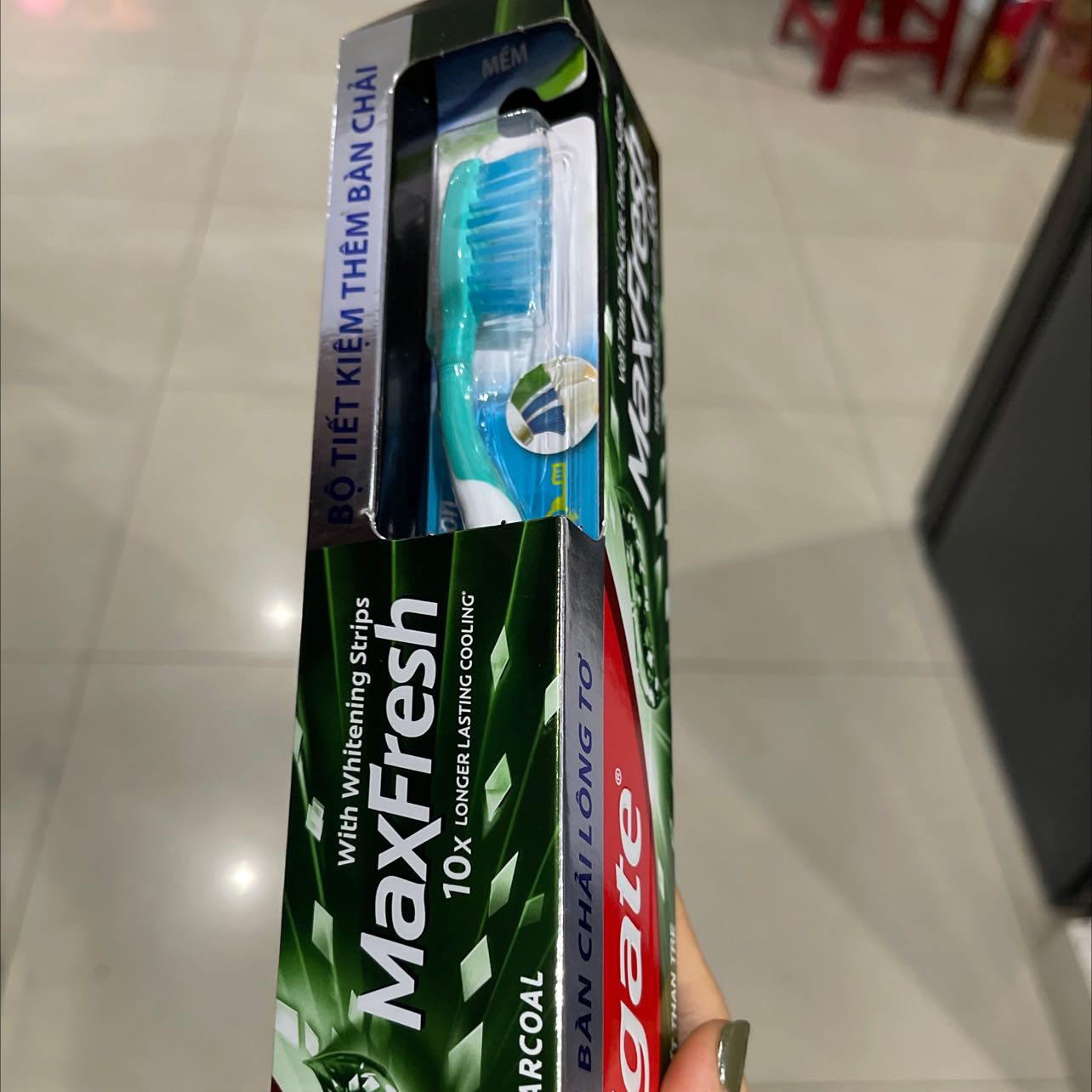 Hàng giao nhanh, đóng gói kĩ, có kèm cả bàn chải, tiện sử dụng, giá giảm rất nên mua, mùi kem dễ chịu