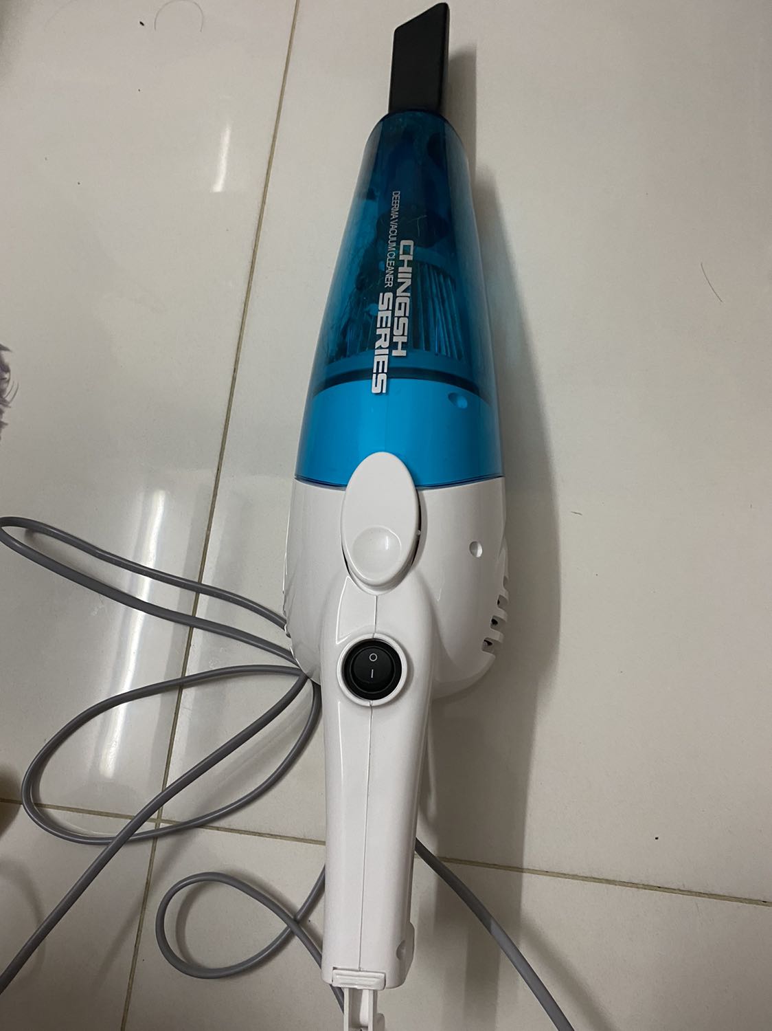 Mình đặt tiki now nên vận chuyển nhanh, giao đúng hẹn.
Về máy thì tờ HDSD có tiếng Anh và tiếng Trung + hình minh hoạ đọc cũng dễ hiểu. 
Máy có 3 đầu hút bụi + 1 cây nối, lúc đầu mình tìm khớp nối cũng hơi hoang mang (mình có để hình khớp nối lúc mình mở ra để các bạn có thể tham khảo)
Hút sạch, mạnh, nói chung rất là chim ưng nha