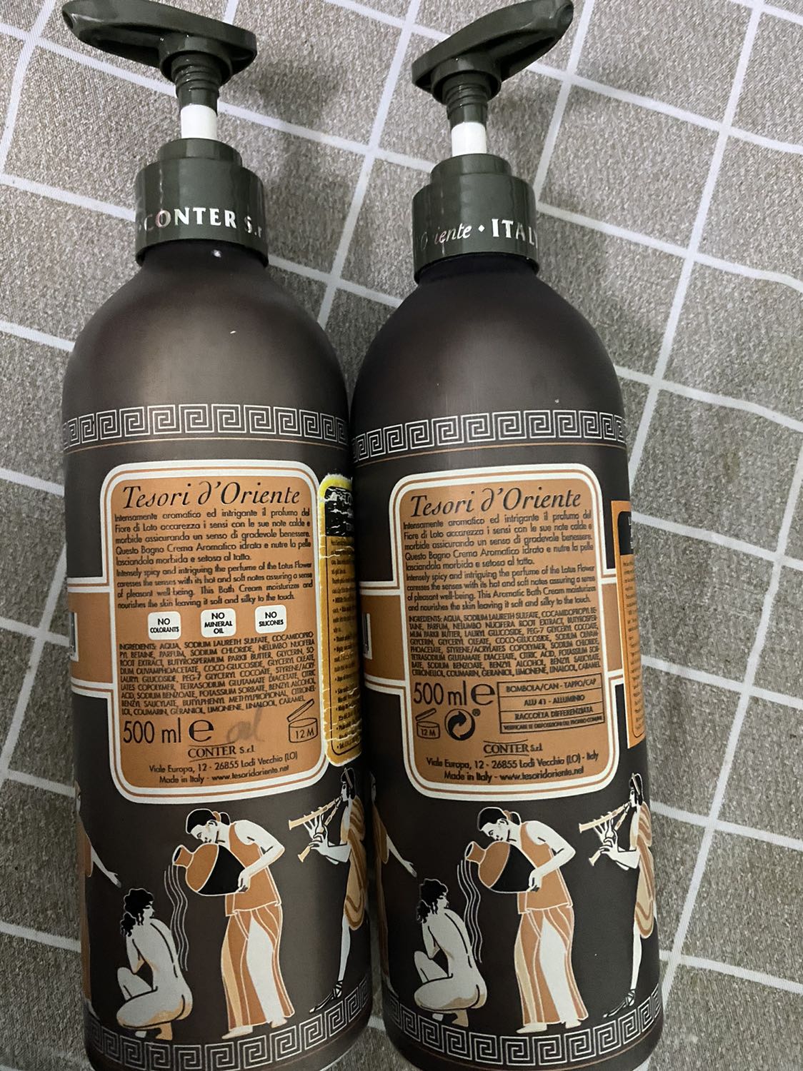 Đây là so sánh 2 chai 1 chai mình đã sử dụng trc đó mùi rất thơm tắm xong 1 tiếng sau nhà tắm vẫn mùi thơm. Nhưng chai mới mua k hề thơm và mùi rất hắc và khó chịu. Mình kb mn nhận dc sp như nào nhưng hiện tại sp của mình k có mùi thơm và k thể sửa dụng . Theo như đán giá  hiệm tại của mình  thì mn k nên mua nha