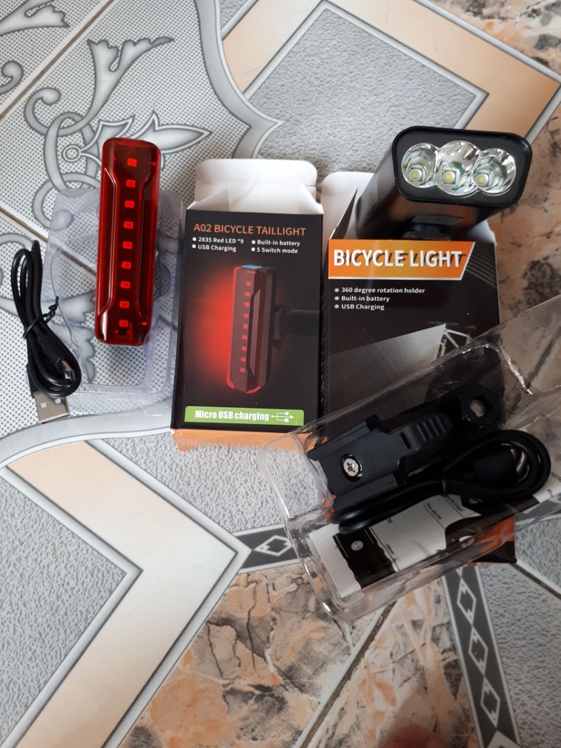 Tiki giao hàng nhanh, Shop đóng gói rất kỹ lưỡng, có chèn bông chống Shock.
Hàng nguyên Seal. Đèn trước NX3 cầm rất chắc tay, Đèn xài 2 Pin 18650 tích hợp rất dể dàng thay Pin sau này hoặc muốn nâng cấp lên Pin 18650 có dung lượng mAh cao hơn, chiếu sáng lâu hơn.
Đèn hậu A02 cũng xài 1 Pin 18650. Đèn hậu xài Đai bằng Silicon mềm như Thun giữ đèn coi bộ không được chắc chắn và bền như Cổ dề nhựa cứng thường dùng.
Chất lượng hoàn thiện nói chung rất Tốt. 5 Sao.
Cảm ơn Tiki và Shop Mailee House.