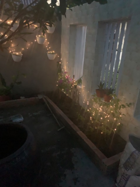 Thiết kế đẹp, màu sắc ánh sáng dễ chịu. Bên ngoài đẹp hơn ảnh chụp nhiều. Bật công tắc ON rồi để đó, đèn tự động tắt mở và sạc. Đèn có nhiều kiểu chóp.