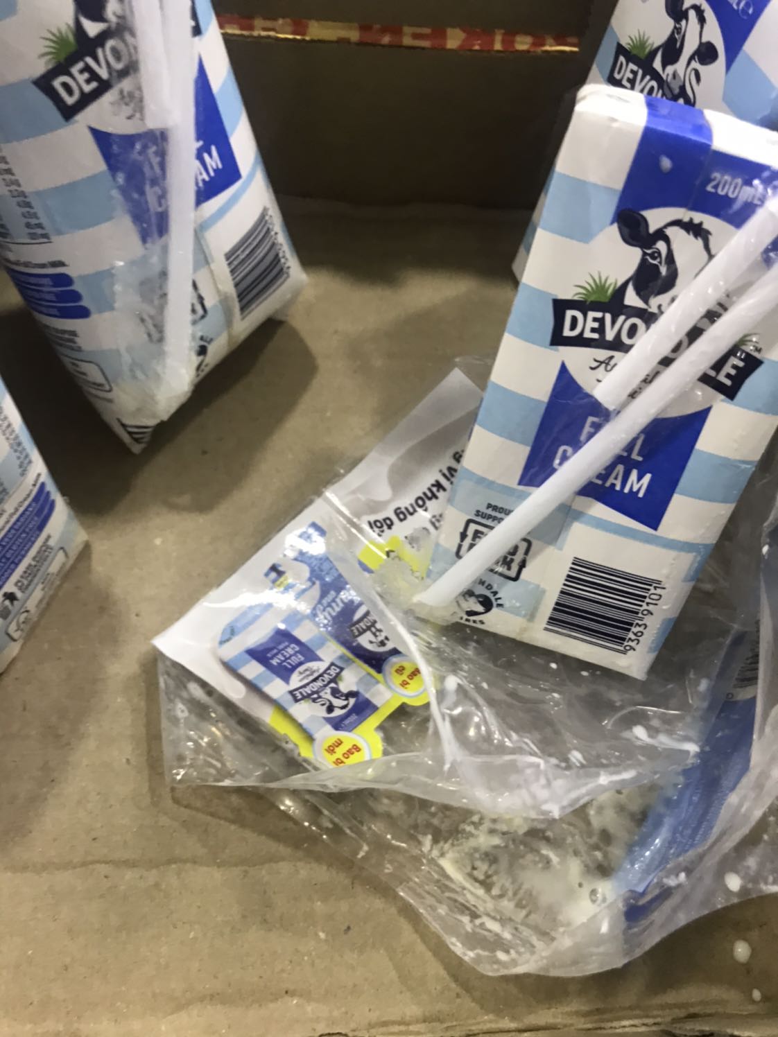 Mới nhận hàng khui ra có 1 hộp đã bị phồng, sữa đổ ra đóng ván khắp thùng. Thùng sữa dễ bể mà Tiki chỉ quấn có 1 lớp màng bọc mỏng bên ngoài, dạo này Tiki đóng đồ chán quá :(