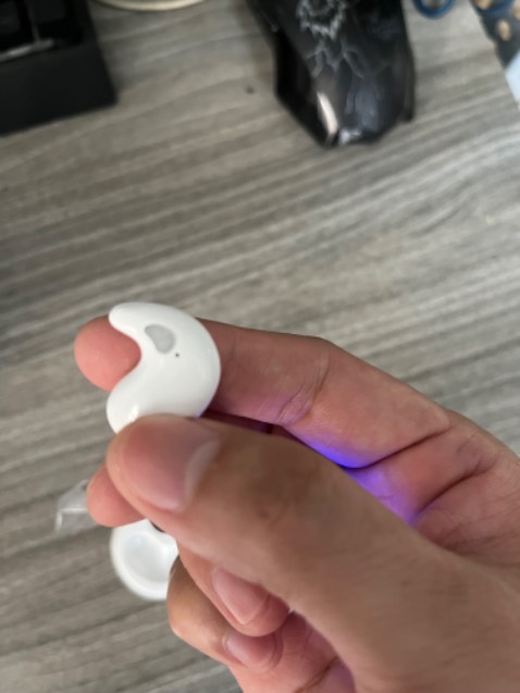 Dùng được hơn 1 tuần mới để lại đánh giá. Hàng nguyên seal, nhận hàng rất thích. Tai nghe nhỏ gọn, mịnh thuộc diện tai nhỏ nhưng nhét vẫn vừa tai. Pin lâu nghe đc 4 tiếng. Hộp sạc nhỏ gọn, sạc thêm đc 2-3 lần cho tai nghe nữa. Âm thanh tạm ổn thôi, nhưng mình dùng để thể dục và nằm nghe tiếng anh rất tiện nha