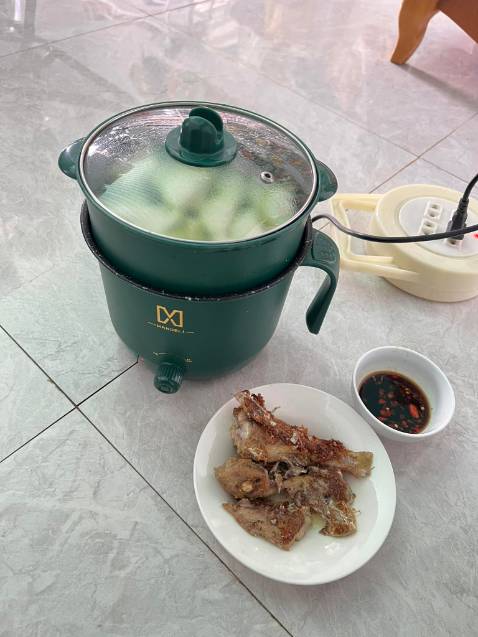 Độ bền thì chưa biết nhưng nồi nhỏ nhỏ xinh xinh. Thích hợp 1 người ăn 1 mình. Cơm tiệm riết cũng chán chúng ta có thể nấu nồi này món yêu thích cho đỡ ngán. 😂