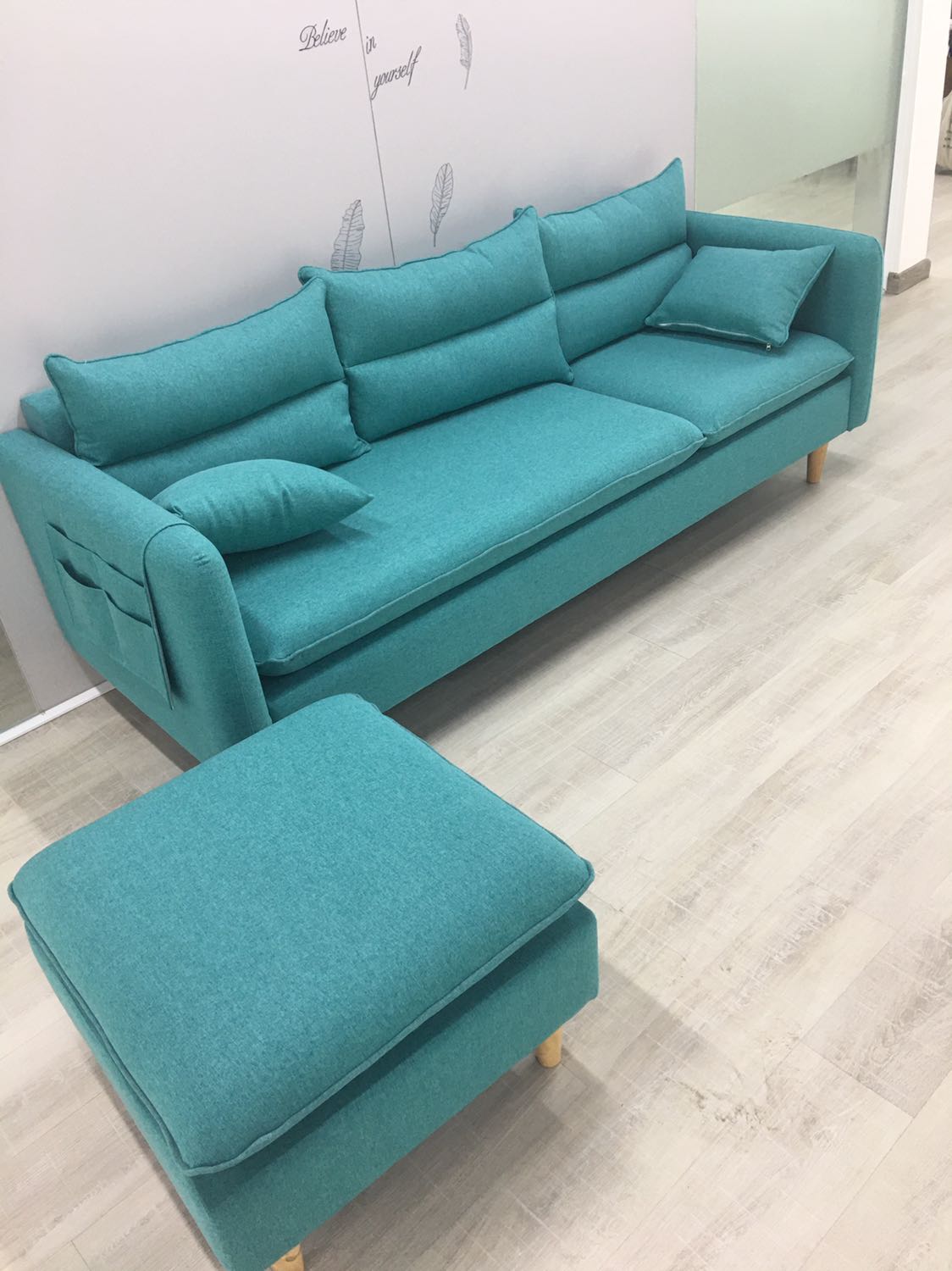 Lần đầu tiên đặt sofa qua tiki mà kết quả rất hài lòng. Vừa đặt xong là shop kết bạn *** liền. Sofa đẹp như màu mẫu. Shop có tư vấn kĩ màu của sofa. Duy 1 điểm mình chưa hài lòng là mình đã liên hệ trc nhờ shop bưng lên lầu 2 vp mình đi qua 3 lớp cầu thang lận, v mà chỉ có 1 anh tài xế chở hàng làm mình và tài xế tốn thời gian đi kiếm người bưng phụ. Shop nên ghi chú điểm này ở những đơn hàng sau nha Lần đầu tiên đặt sofa qua tiki mà kết quả rất hài lòng. Vừa đặt xong là shop kết bạn *** liền. Sofa đẹp như màu mẫu. Shop có tư vấn kĩ màu của sofa. Duy 1 điểm mình chưa hài lòng là mình đã liên hệ trc nhờ shop bưng lên lầu 2 vp mình đi qua 3 lớp cầu thang lận, v mà chỉ có 1 anh tài xế chở hàng làm mình và tài xế tốn thời gian đi kiếm người bưng phụ. Shop nên ghi chú điểm này ở những đơn hàng sau nha
