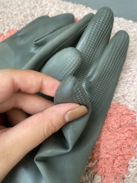 Bao tay bám chén , k bị tràn nước vào trong ! OK 

MỖI NGÀY SỬ DỤNG 2 TIẾNG RỬA CHÉN - MÒN , NỨT , LỦNG LỖ SAU 2 TUẦN SDUNG ! Chắc tại mìn sdung nhiều qá thôi