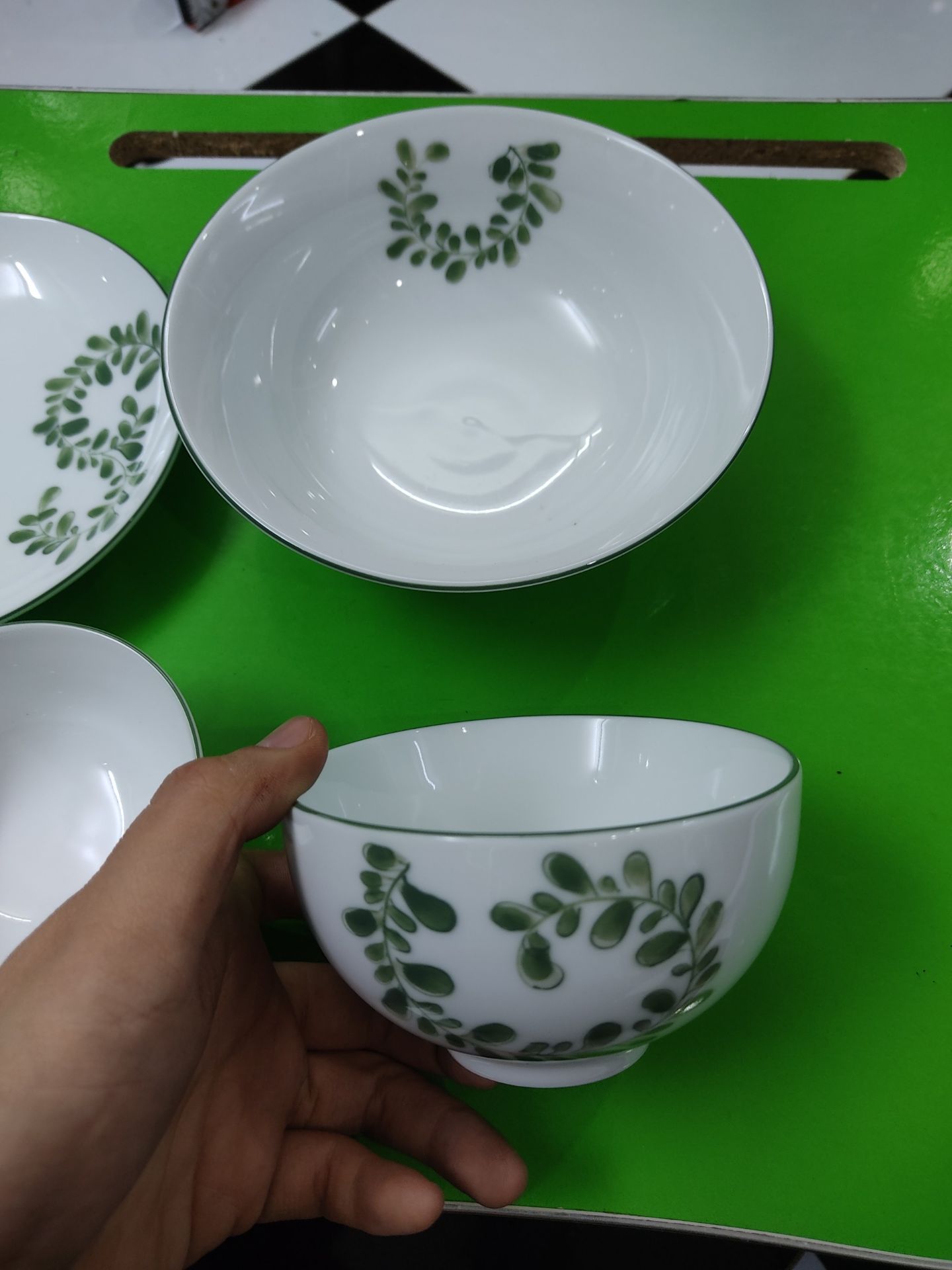 Bát đẹp, cầm bát mát tay, nói chung là xuất sắc