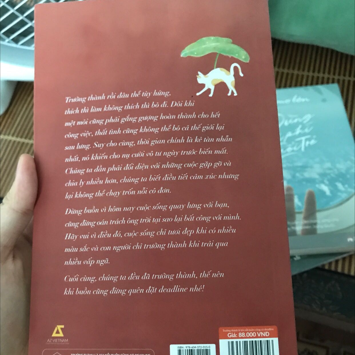 sách không có bọc nên vận chuyển đến nơi thì hơi bị ẩm và mép sách có hơi mẻ và sách nhỏ với mỏng hơn mình tưởng tượng mong lần sau sách sẽ được đóng gói cẩn thận hơn