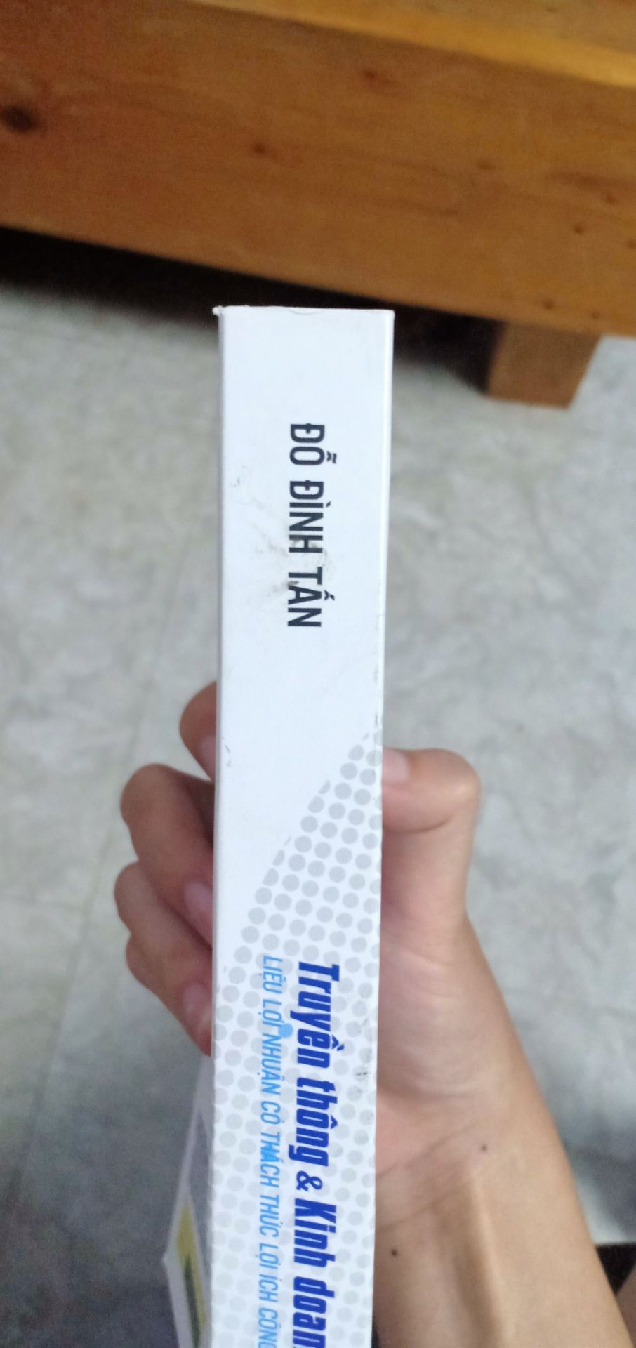 Mình đã đặt hàng ở Tiki khá nhiều sách và trước giờ ngoài những lỗi xíu xíu đa phần đều rất ưng ý luôn nhưng lần này thấy sách bị đỏ bên ngoài nhiều, chưa mở đọc bên trong nhưng bên ngoài thấy cũ nên thật sự buồn, các mặt góc đều bẩn hết ko muốn chụp nữa luôn. Cá nhân ngoài việc thích đọc còn thích sưu tầm nhưng sách vậy thấy buồn lắm, lau ko sạch được.