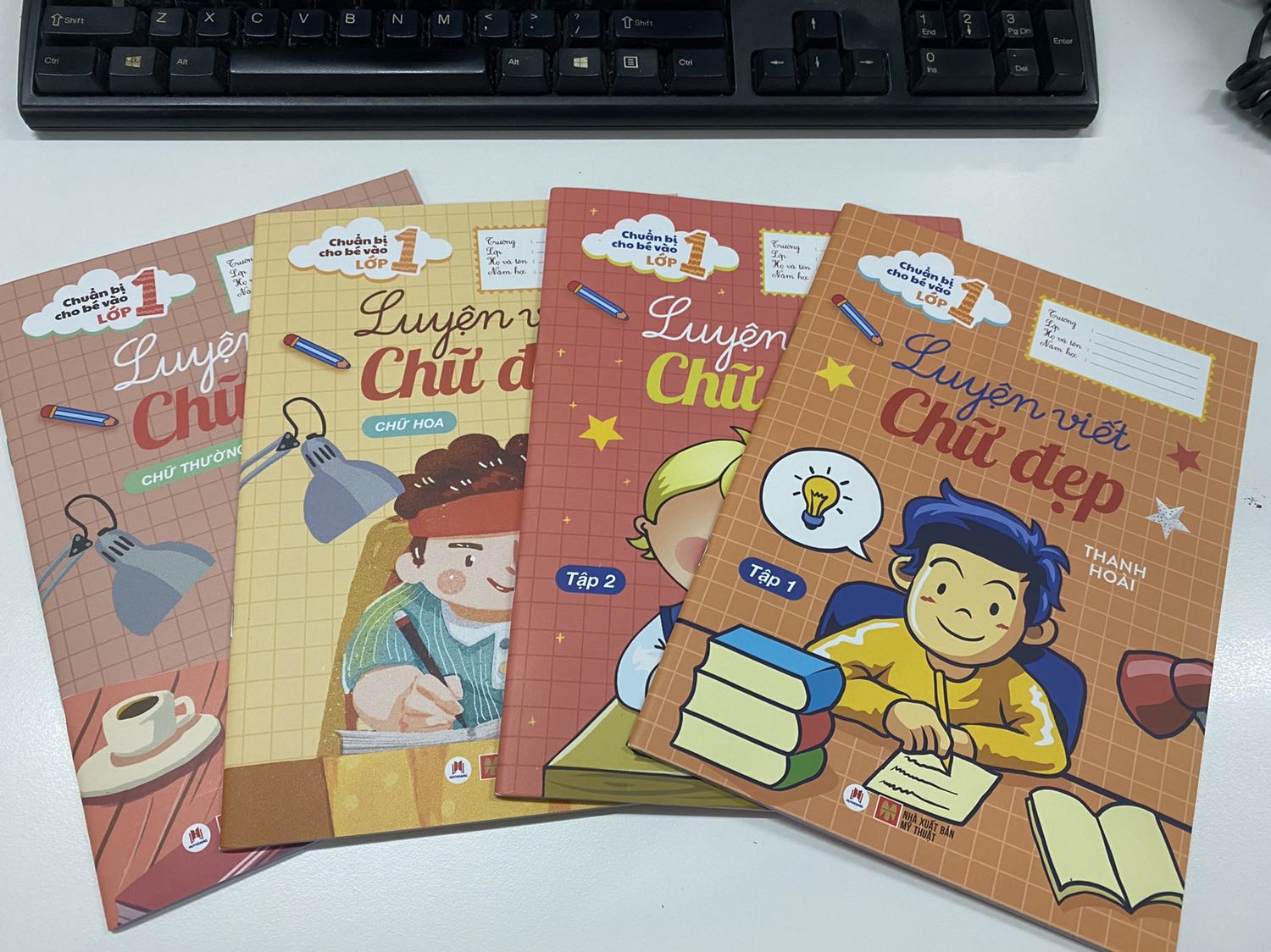 Vở khá đẹp, giấy dày dặn, thiết kế bên trong cũng dễ nhìn! Nói chung phù hợp vs các bạn sắp đi học!
Tiki giao hàng nhanh và cẩn thận!