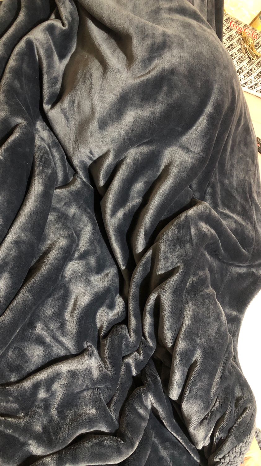 Chăn khá nhẹ cho cảm giác đắp như k đắp lớp bông ở trong hơi bết 1 chút lớp lông ở ngoài thì khá mềm chăn dài rộng thoải mái nói chung là với giá tiền như vậy thì chất lượng vậy là ok rồi? ? ? ?