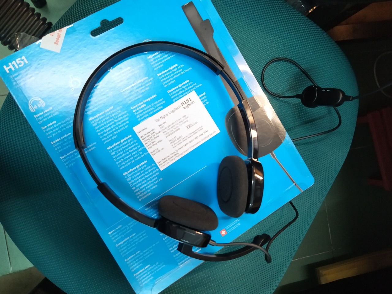 Mình mua được giảm thêm tiền do thanh toán qua Moca, còn 250k.
Tai nghe rất phù hợp đàm thoại, nhiều người đều nhận định nghe giọng mình to rõ hơn so với tai nghe trước đây (loại nhét tai). Chất âm bình thường, nghe lâu cũng hơi đau tai nhưng căn bản thì đeo chụp tai nào cũng bị ít nhiều.
Tai nghe hơi "mong manh", nếu dùng không cẩn thận chắc dễ hư, gãy, dây dài, có vòng chỉnh âm lượng trên dây là điểm cộng.