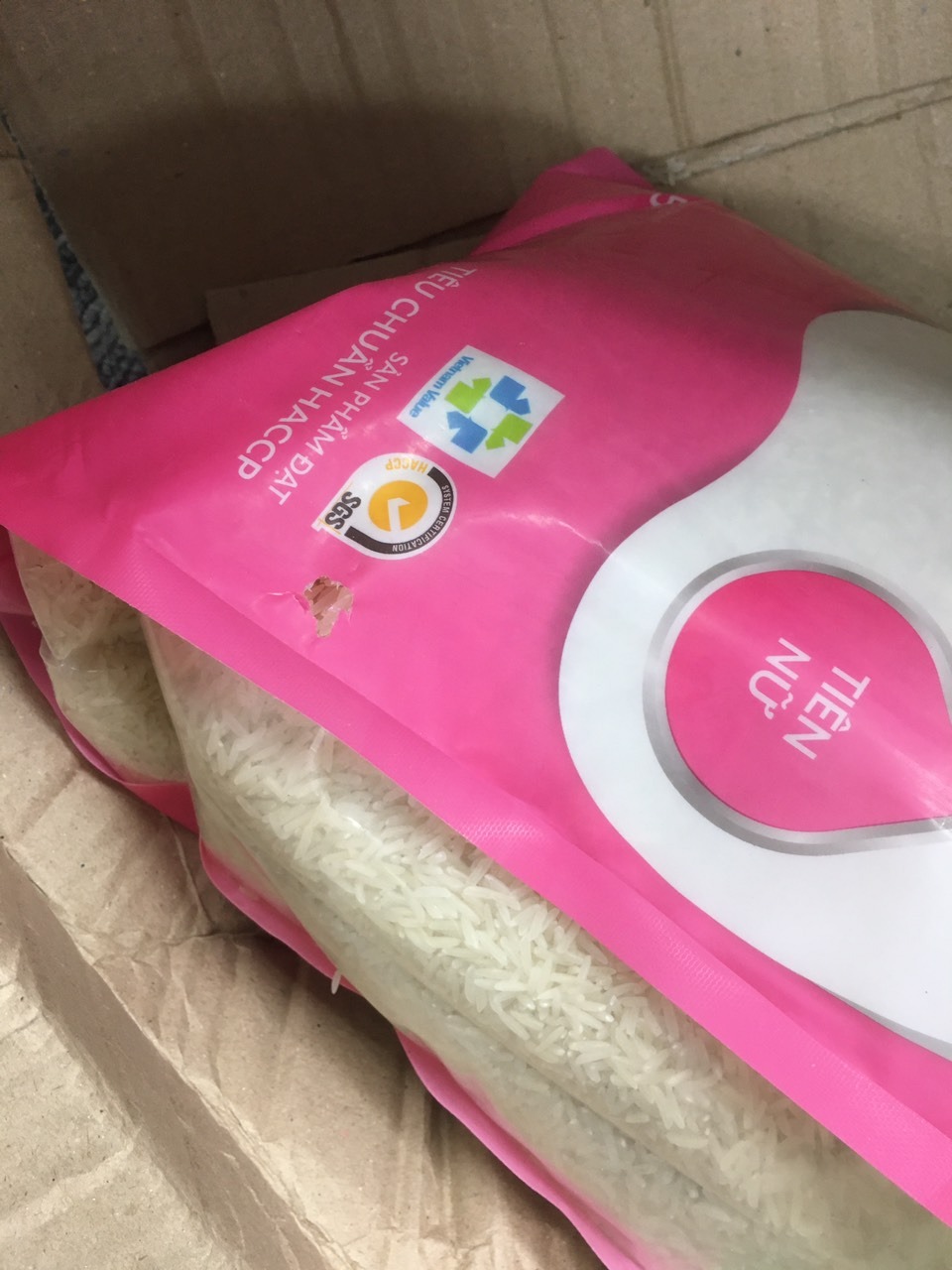 lần đầu tiên thất vọng về việc đóng gói vào giao hàng của Tiki, nhân viên Tiki giao cho mình thùng hàng móp méo, rách và dán lại nhìn rất khủng khiếp, mình có thắc mắc thì được nhân viên phản hồi là do bịch gạo xê xích thôi chứ không ảnh hường gì. Nhưng mình toàn mua gạo trên Tiki và chưa lần nào bị tình trạng như thế. Tưởng chỉ là vỏ bên ngoài thôi thì khi mở ra bịch gạo bị lủng và rơi *** rất nhiều. Rất hay mua hàng của Tiki nhưng rất tiền lần này phải cho Tiki 1 sao thôi, quá thất vọng.