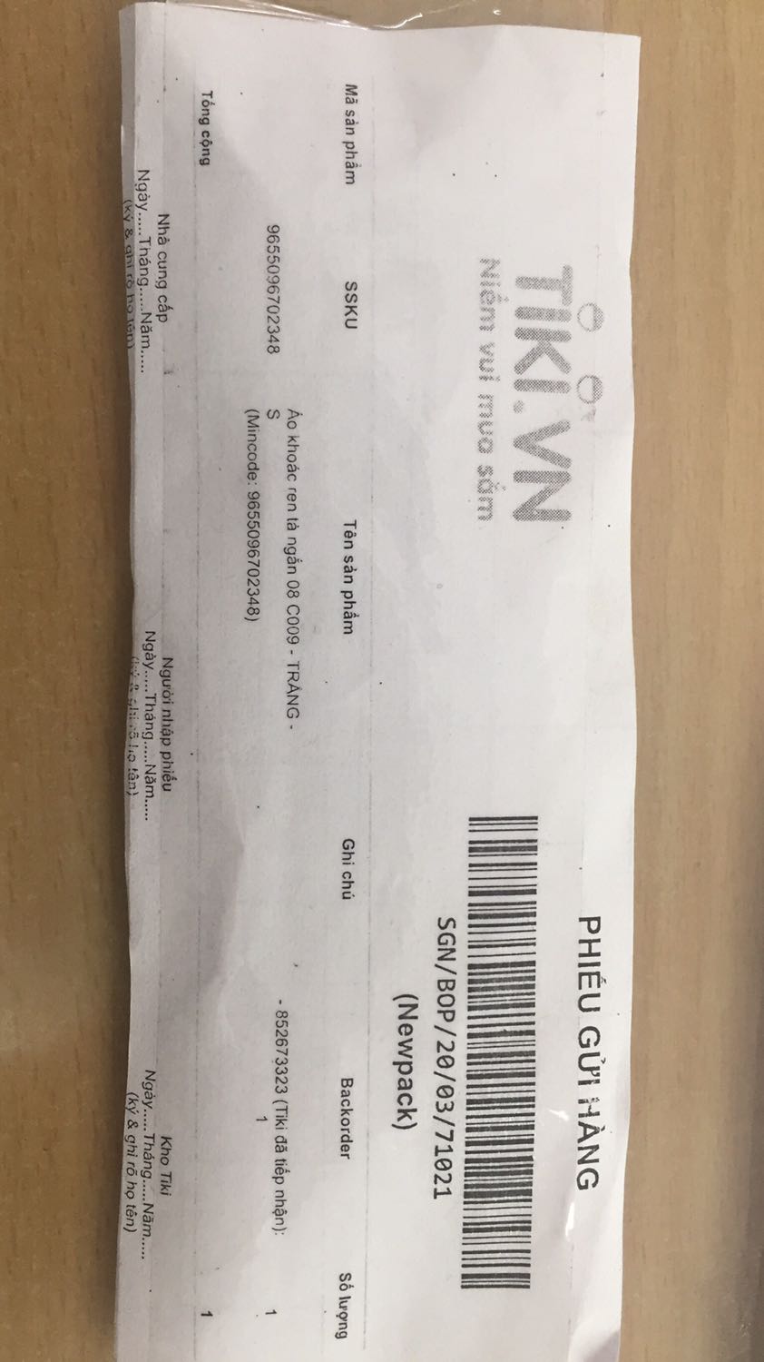 Áo mình đặt mua là mã hàng 08 C009 
Thay vì báo hết thì shop lại giao cho mình mẫu khác không đúng sp đã mua, do mình nhận hàng vào giờ làm việc nên k kiểm tra hàng ngay lúc đó được, vì nghĩ tiki nên an tâm nhưng khi xem hàng thì quá thất vọng vè sản phẩm. 
Cốt nghĩ lần đầu mua tại tiki mà thất vọng như vậy thì còn những lần sau hay không?