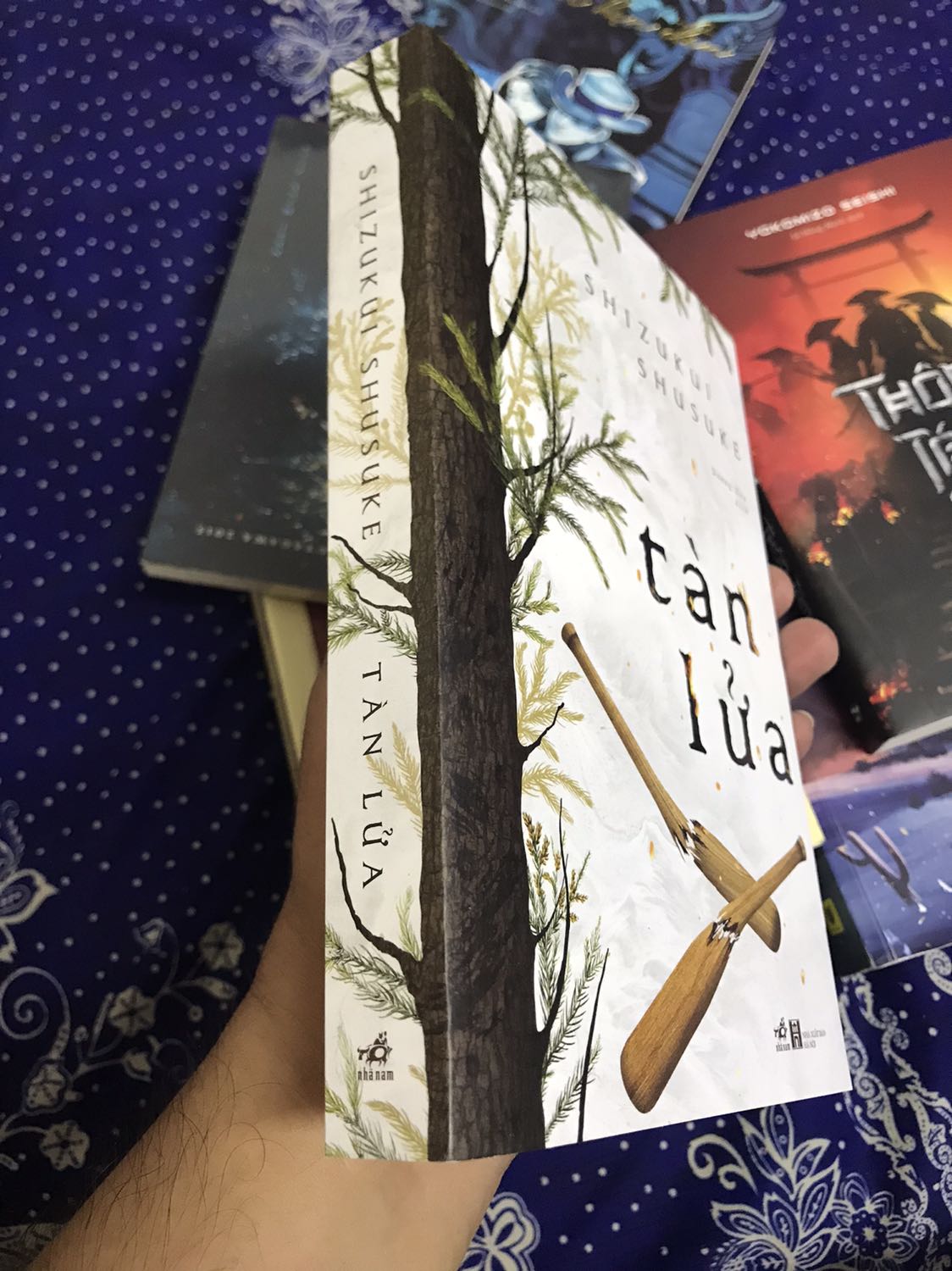 Một số mọt trinh thám nói rằng, nếu sách của tác giả này đến với độc giả Việt Nam sớm hơn thì chẳng ai biết đến Keigo. Là người cuồng Keigo, tôi hơi khó chịu đến lời đồn đại này, và quyết định đọc nó để cảm nhận được chuẩn xác nhất một cách khách quan nhất. Thật lòng, sách rất hay. Tác giả viết chắc tay, cốt truyện không mới nhưng mạch lạc, các mối quan hệ của các nhân vật trong sách được viết rất chi tiết, tỉ mỉ.

Tôi đã rất thích cái kết mở của Tử Kim Trần trong truyện Đứa Trẻ Hư, hay cái kết có vẻ thông cảm cho dã tâm, tội ác của yukiho (Bạch Dạ Hành) mà Keigo đã lựa chọn. Nhưng nếu cả 2 tác giả gạo cội của văn học trinh thám Trung Quốc và Nhật Bản này mà đọc cuốn Tàn Lửa của Shusuke này trước, thì chưa chắc đã viết 2 cái kết đầy bao dung như thế. Trong Tàn Lửa, khi cái ác không bị tiêu diệt tận gốc, sự phán xét còn mang tính nhân văn phiến diện đối với cái ác, niềm tin hướng thiện bị đặt nhầm chỗ, nhầm người thì, cái ác, như đốm lửa tàn, khi được thổi bùng lên thì sự huỷ diệt của nó rất đáng sợ.

Dù rằng, Tàn Lửa của Shusuke có xuất sắc như thế nào, có đánh chiếm được vị thế của Keigo như Musso từng đánh chiếm vị trí số 1 của Mac Levy không. Nhưng, chắc chắn Tàn Lửa là một tiểu thuyết trinh thám phân tích tâm lý hay, rất đáng đọc nha các bạn. 

Tiki ship đúng hẹn, sách mới coong, đóng gói không có xốp chống sốc, gáy bị dúm nhẹ.