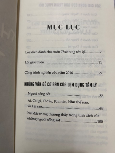 Trước tiên mình thấy rằng tựa đề tiếng Việt của cuốn sách dễ làm người tìm đọc hiểu nhầm về nội dung chính của sách. Trong khi tên gốc là “Healing from hidden abuse” thì tên tiếng Việt đã chuyển phần “healing” thành 2 dòng khá bé và không nổi bật ở góc dưới bìa.

Tác giả thường xuyên dùng những hình ảnh so sánh, ẩn dụ khá hoa mĩ. Nội dung trong sách không mới mẻ và mình đã kỳ vọng có các case hoặc kết quả nghiên cứu cụ thể hơn là chỉ đưa ra lý thuyết như thế này. 

Một số nội dung trong sách mà mình thấy hữu dụng là các dạng lạm dụng tâm lý (gaslighting, flying monkeys, củng cố gián đoạn, các giai đoạn lý tưởng hoá, hạ thấp giá trị, loại bỏ…) và 6 giai đoạn của quá trình phục hồi. 

Khi đọc quyển sách, người đọc có thể có những liên tưởng và đối chiếu tới chính những mối liên hệ của mình, tìm thấy những sự tương đồng trong cách đối xử của người khác với mình và ngược lại - của chính mình với người khác.