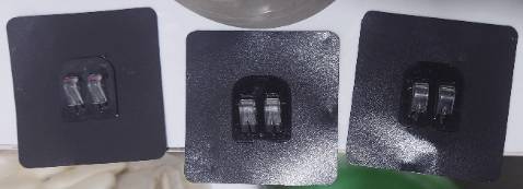 Miếng dán cắt tay từ tấm nhựa sần, mỏng nên còn nhiều ba via, lệch tâm, không dày, bóng và cứng cáp như hình. Móc có vẻ làm bằng kim loại thô xước nên có thể bị gỉ theo thời gian nhé.