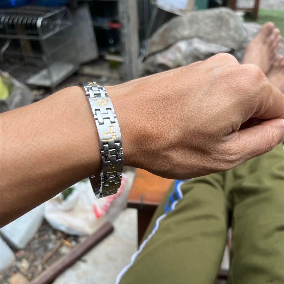 Vòng đeo nhẹ đấy nhưng hơi rộng, tay to thì vừa