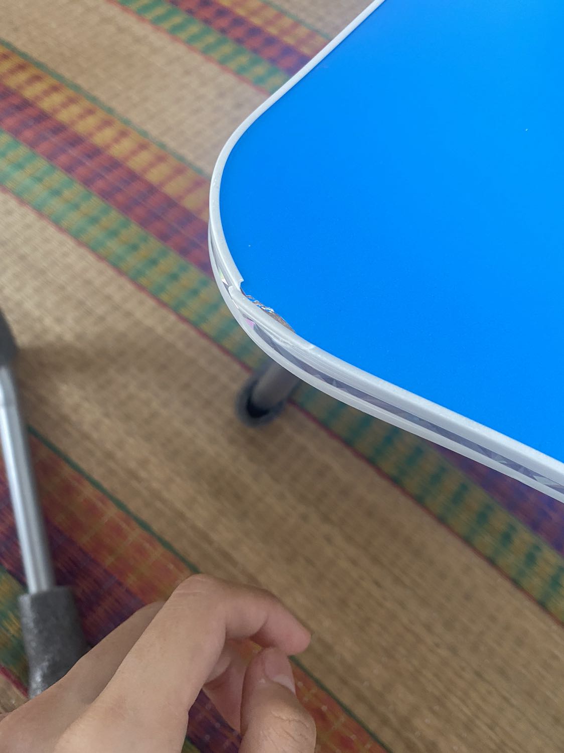 Trời ơi chưa kịp dùng thì 1 cái bàn bị bong ra như thế này, cái còn lại thì nhìn chung cũng ổn.Chán ghê