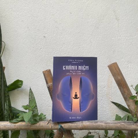 Thiền sư Thích Nhất Hạnh có viết: “Hãy trở lại với giây phút hiện tại, và cảm nhận cuộc sống thật sâu sắc. Đó là chánh niệm.”
Trong vòng quay hối hả của cuộc sống hiện đại, chúng ta thường xuyên bị bủa vây trong các luồng suy nghĩ, các ám ảnh về quá khứ, hay lo âu về tương lai. Đó là lý do mà trong lòng chúng ta lúc nào cũng rối ren cảm xúc: lo lắng, sợ hãi, quan ngại, muộn phiền,…
Thực hành chánh niệm giúp chúng ta tập trung “ở đây, bây giờ” với một tâm thái thư giãn, không phán xét.