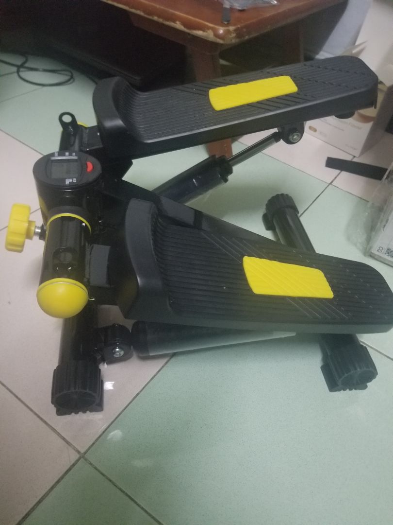 máy đẹp, chắc chắn. nhưng mà ko có lấy 1 cái hướng dẫn gì, dụng cụ đi kèm máy chả biết dùng làm gì. đi 500 bước mà tốn có 71 kcal à, mà kiểu đi khoảng 10 bước là thở như trâu. Thôi thì cứ tập tăng dần sau vậy, trước mắt 2 cái dây đi kèm thấy chưa cần xài tới rồi đó