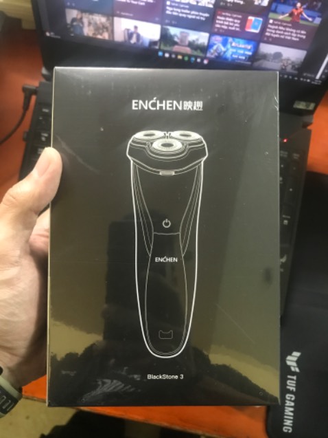 Giao hàng rất nhanh và đóng gói cẩn thận. Cảm nhận ban đầu mình thấy khá là vừa tay. Thấy mọi người review con này tốt lắm. Mình mua thử để dùng xem sao. Máy đẹp nhé các men