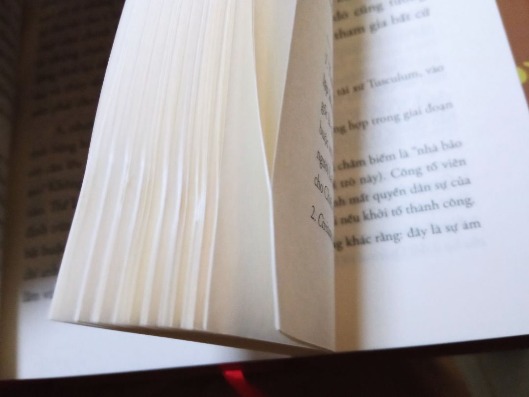 Sách còn mới tinh, bao bọc tốt nên không hề bị móp hay dập ở các góc và cạnh. Điểm trừ duy nhất là các góc của rất nhiều trang sách bị dính vào nhau, góc dưới cũng có, góc trên cũng có, chắc là do lỗi cắt.