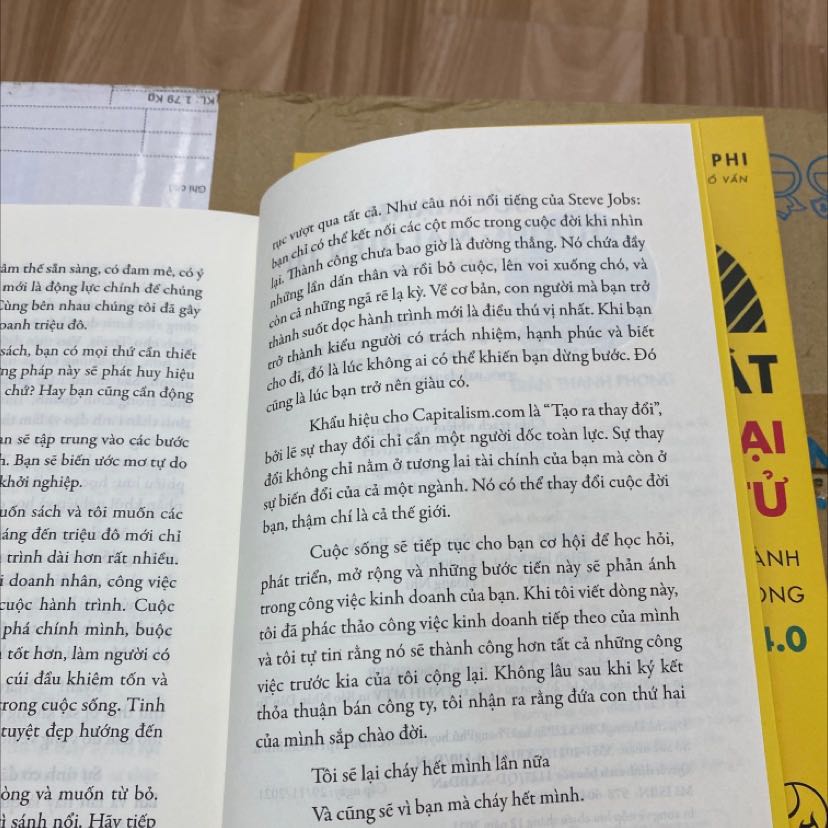 Sách hay đáng đọc nha mọi người, dành cho các bạn chưa có động lực để làm TMĐT hoặc đang làm nhưng bị nản chí bỏ giữa chừng. Sách viết về một lộ trình 12 tháng để trở thành triệu phú cùng TMĐT, tác giả là người thật việc thật nên rất thực tế và có hệ thống. Cảm ơn anh Phong và ê kíp đã mang đến cho độc giả cuốn sách giá trị này.