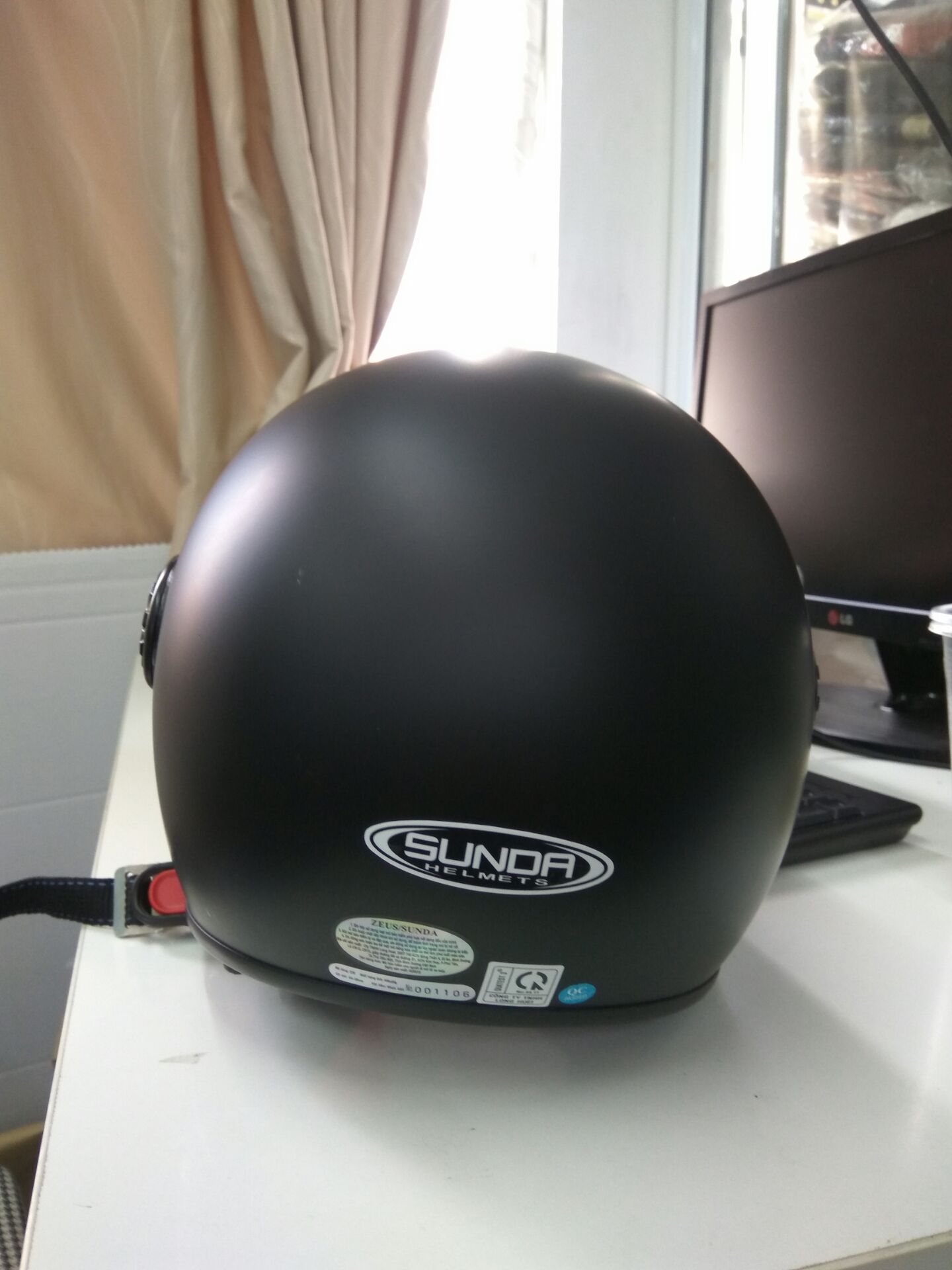 Mũ đẹp lắm nhé,  hàng chính hãng chất luợng tuyệt vời. Kính trong nhìn cảm giác rất dễ chịu.  Các bạn nên mua nha.
Lót êm,  tháo vệ sinh đựơc luôn.  Chắc chắn lắm!