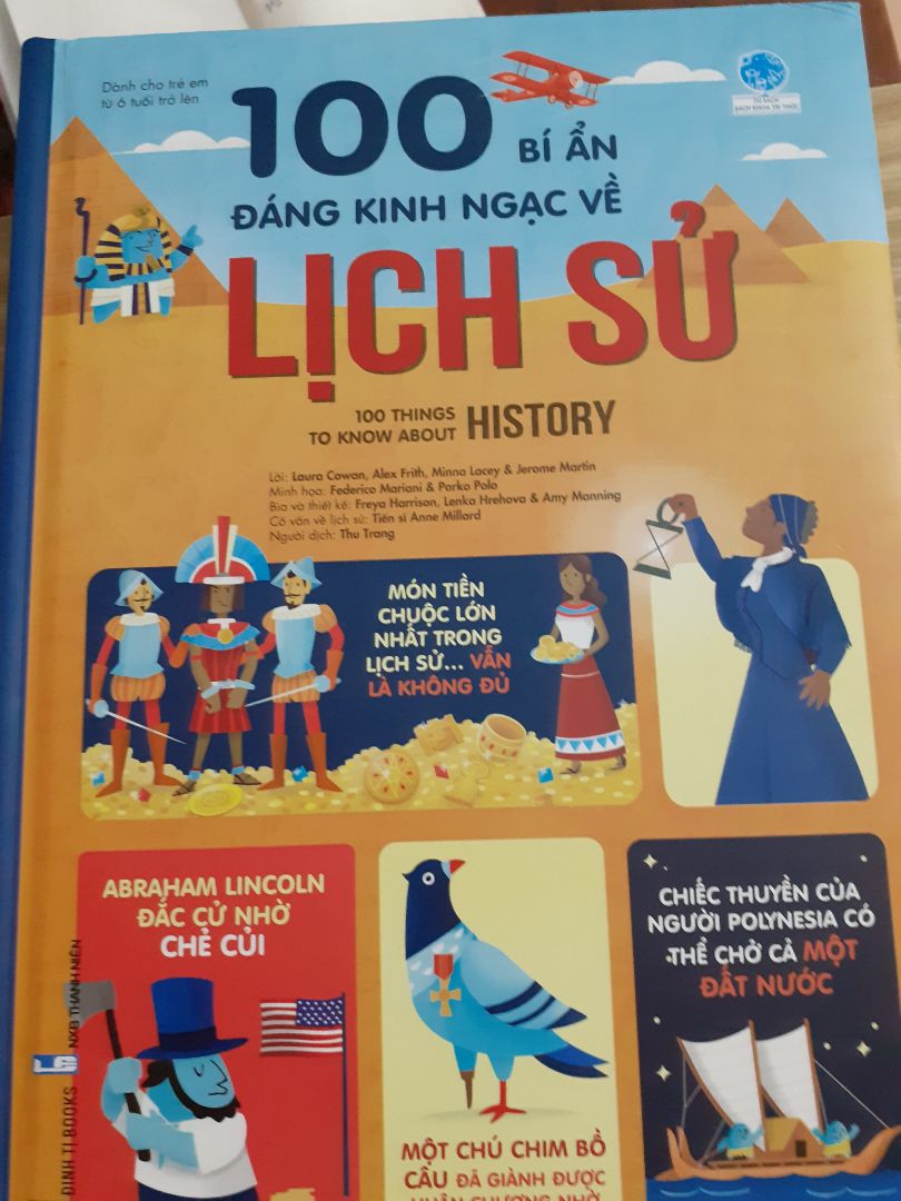 Bìa sách móp méo và bẩn trông như đã từng được sử dụng