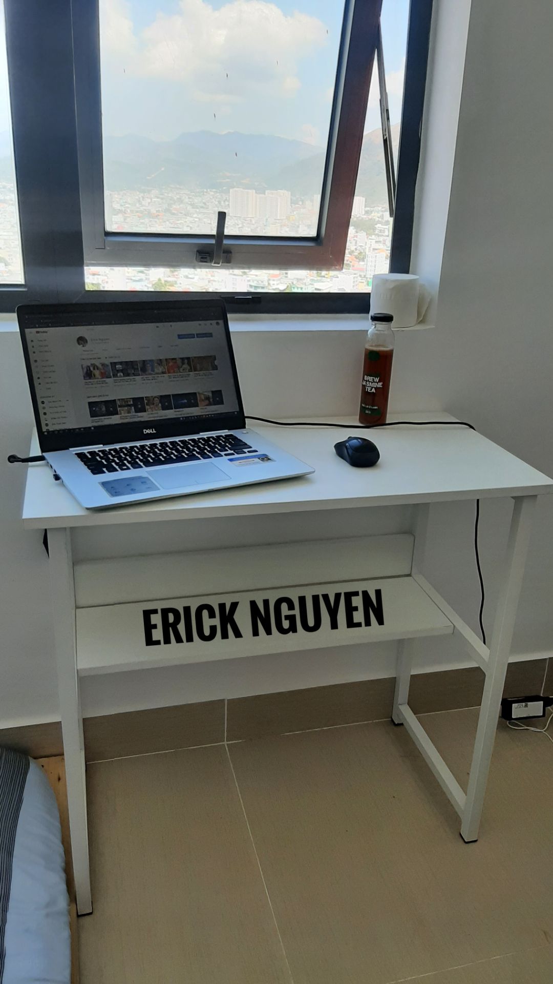 Lúc đọc review thì mình cũng khá băn khoăn vì có cả khen và chê. Nhưng vẫn quyết mua.
Lúc nhận hàng với Tiki được kiểm tra, hàng nguyên vẹn mới dám nhận. Giao hàng ở tỉnh khá nhanh, nhận được sau 3 ngày.
Shop và Tiki đóng gói cẩn thận, hàng nhận về may quá không bị mẻ, hỏng trong quá trình vận chuyển. Miếng gỗ ép nguyên vẹn, khá sạch sẽ.
Shop rất chu đáo, chuẩn bị đủ bộ ốc, có luôn vít và dụng cụ vặn ốc chữ L nên không quá khó khăn lúc lắp. 
Hy vọng bạn nào phân vân đọc được review của mình tự tin order hơn.
Sẽ tiếp tục ủng hộ shop! Cảm ơn shop & Tiki!