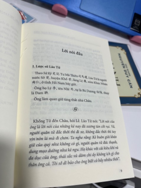 Bản dịch này chung chung chưa sát văn của Lão Tử, đọc giả yêu thích có thể tham khảo bản dịch của Thu Giang - Nguyễn Duy Cần.

Diễn dịch vào vấn đề và chất văn “vô vi” không cao ngạo tự sướng!