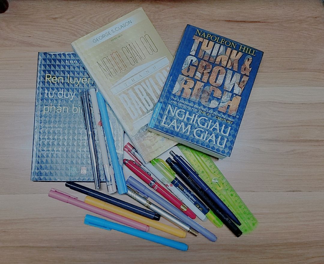 Cuốn từ những trnag đầu tiên, nhẹ nhàng nhưng cực hấp dẫn. Thay vì những lời tựa, lời nói đầu, lời cảm ơn, quyển sách đi thẳng vào chương 1 một cách tinh tế và cuốn hút. Đọc mãi chẳng thấy chán.
Tiki giao hàng nhanh, không làm mất cảm xúc muốn đọc ngay và luôn của đọc giả. Mãi iu!!!